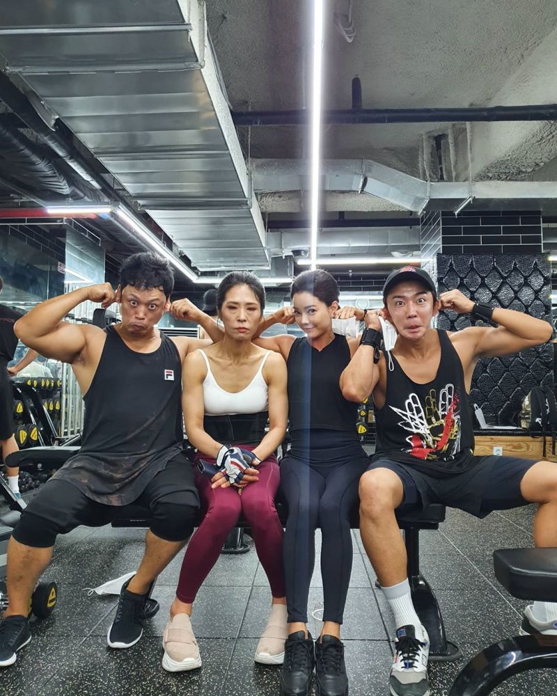 ▲▼黃石正(上圖左二)半年瘋狂健身,結實身材引起討論。(圖/bodyspace_
