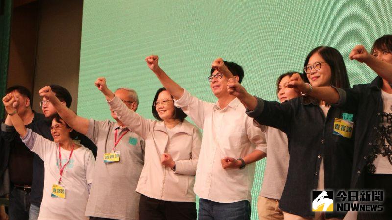 總統蔡英文和高雄市長候選人陳其邁手舉超人姿勢,高喊選舉訴求「兩年拚四年 光榮投三次」。(圖/記者鄭婷襄攝,2020.07.26)