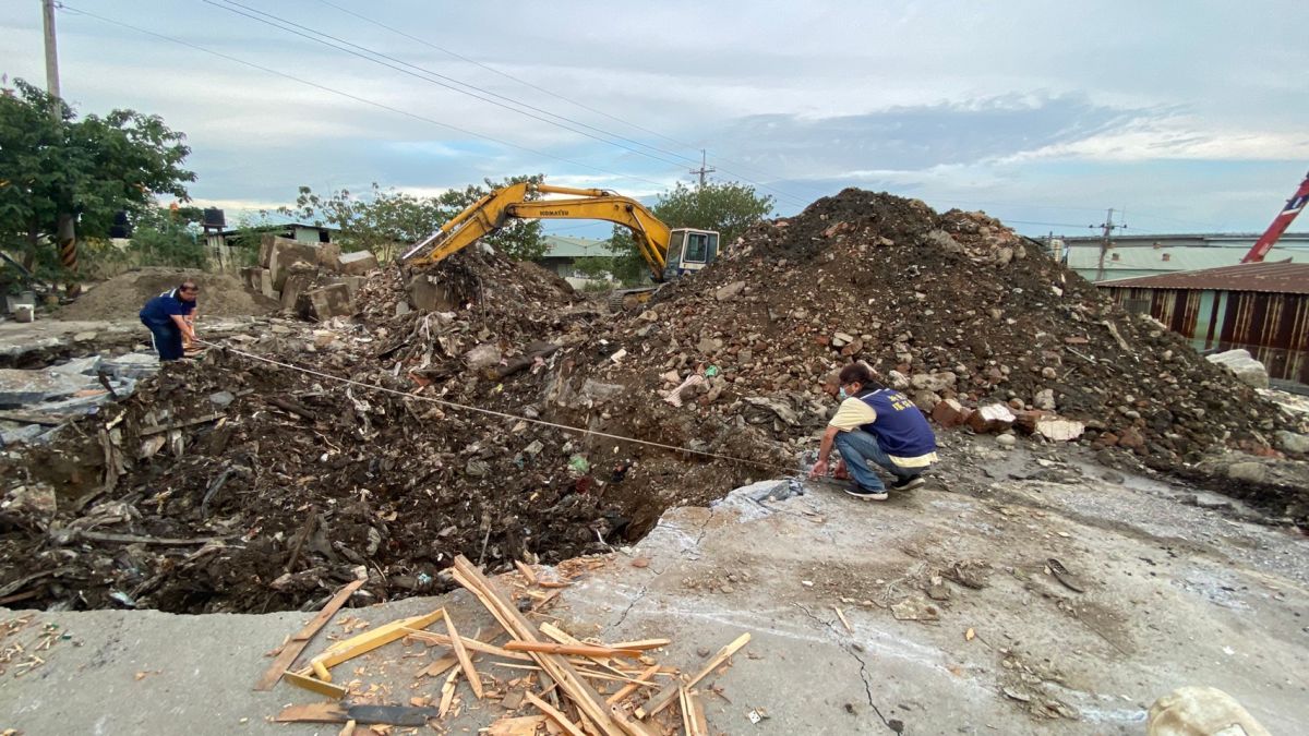 ▲新北市環保局接獲民眾通報，有不肖業者於五股垃圾山進行掩埋廢棄物作業。(圖/新北環保局提供)
