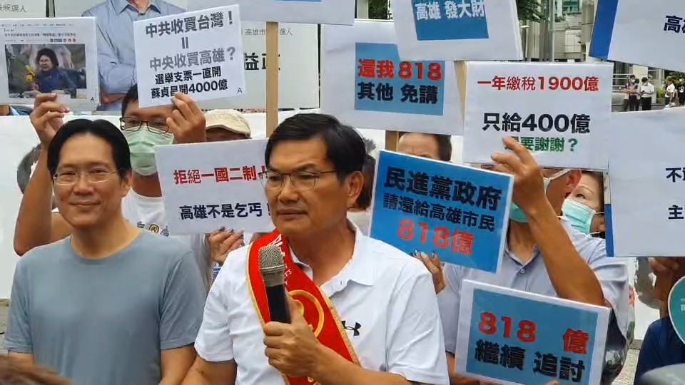 ▲台灣民眾黨高雄市長候選人吳益政繼昨（25）日到高雄展覽館向行政院長蘇貞昌陳情，今（26）下午，再度前往綠營造勢場地外陳抗。（圖／吳益政競選團隊提供）