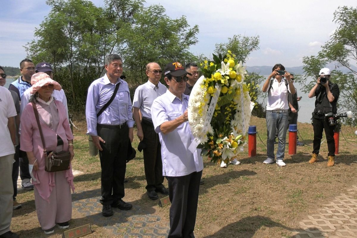 ▲大二膽戰役70周年，前總統馬英九登上大膽島，向將士英靈獻花致祭。(圖/記者蔡若喬攝)