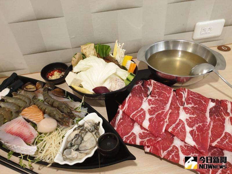 ▲海撈食堂的龍王鍋,兼具海陸雙口味,尤其龍船裝盛的海鮮食材,真的是海撈,干貝、鮮蝦及鮮魚等,應有盡有。(圖/金武鳳攝,2020.7.27)