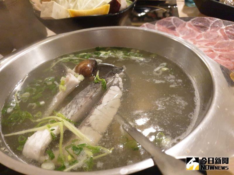 ▲海撈食堂主打海鮮鍋,夏日吃來最爽口,這鍋鱸魚火鍋,搭配蛤蜊及蔥花薑絲等,鮮美滋味讓人欲罷不能。(圖/金武鳳攝,2020.7.27)