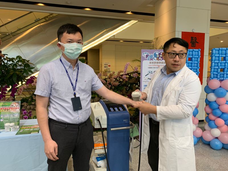 ▲泌尿科當天也推出「男性重振雄風專區」檢測攤位,提供超音波測量攝護腺大小、以手感受低能量陰莖震波儀的威力。(圖/記者金祐妤攝,109.7.27)
