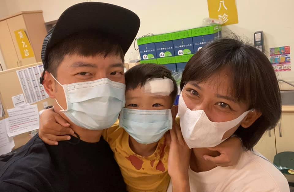 ▲宥勝（左一）、蕾媽（右一）在剴剴（中）手術過程學到很多。（圖／宥勝臉書）