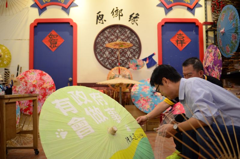 ▲民進黨高雄市長候選人陳其邁,今(27)日一早至美濃體驗紙傘、擂茶等客家文化。(圖/陳其邁競選辦公室提供)