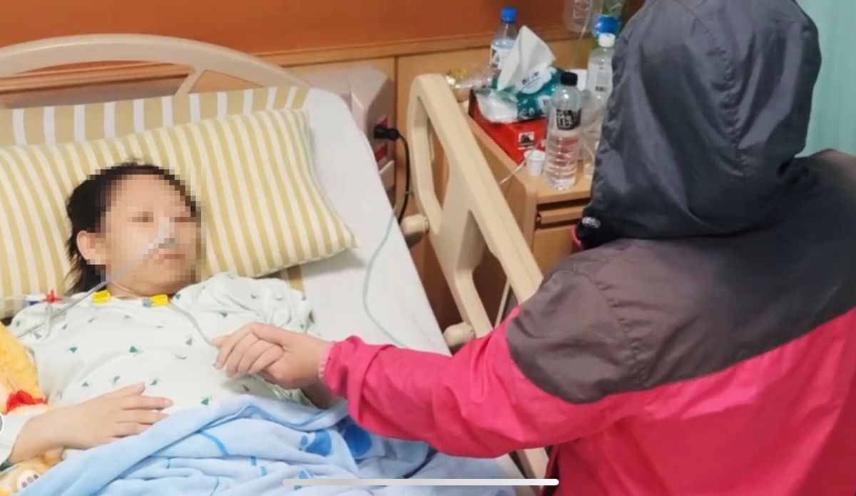 ▲相隔20年不見親生母親，兩人在相聚時卻是洪女癌末的最後時日，母親緊握女兒手十分不捨難過。（圖／記者李春台攝）