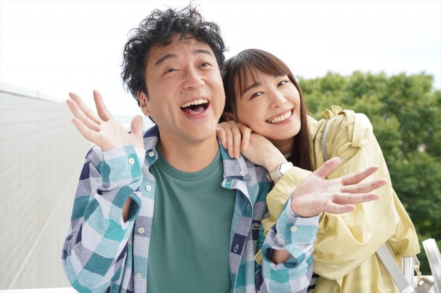 ▲新垣結衣(右)跟室剛演夫妻,合照曝光。(圖/翻攝oyabaka_ntv