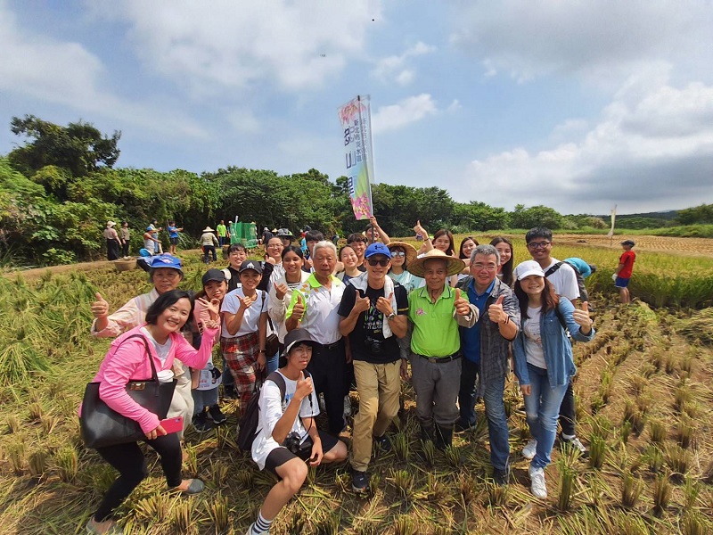 ▲參加農村割稻體驗活動的民眾與學生合影。(圖/致理科大提供)