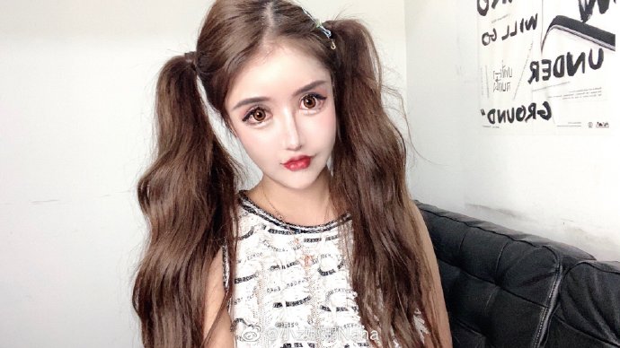 ▲中國網紅「小z娜娜」自13歲就開始整形（圖｜翻攝自微博/小z娜娜Nana)