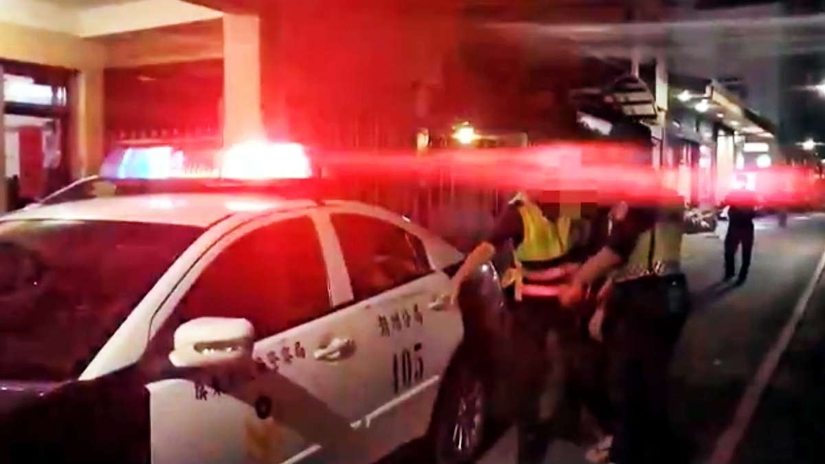 ▲囂張陳姓酒醉男瞬間跳上引擎蓋站立警方立即循線查緝逮捕，將他帶入警車回警局偵辦。（圖／屏縣潮州警分局提供 , 2020.07.27）