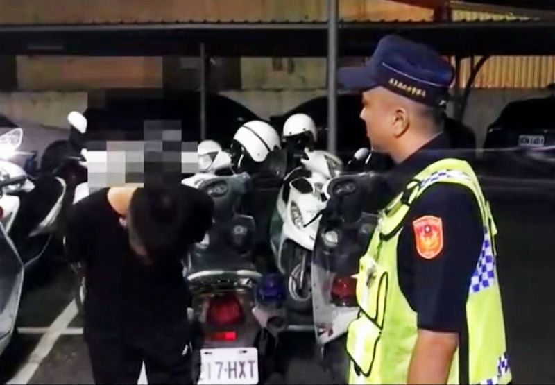 ▲陳姓男子跳上警車對於酒後脫序行為深感抱歉,並表示,願意負責全部損害賠償。(圖/屏縣潮州警分局提供