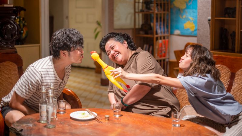 ▲張書偉(左起)、鍾欣凌、黃姵嘉即將齊聚「珍賀齋」,三人在酒精的催化下達成協議。(圖