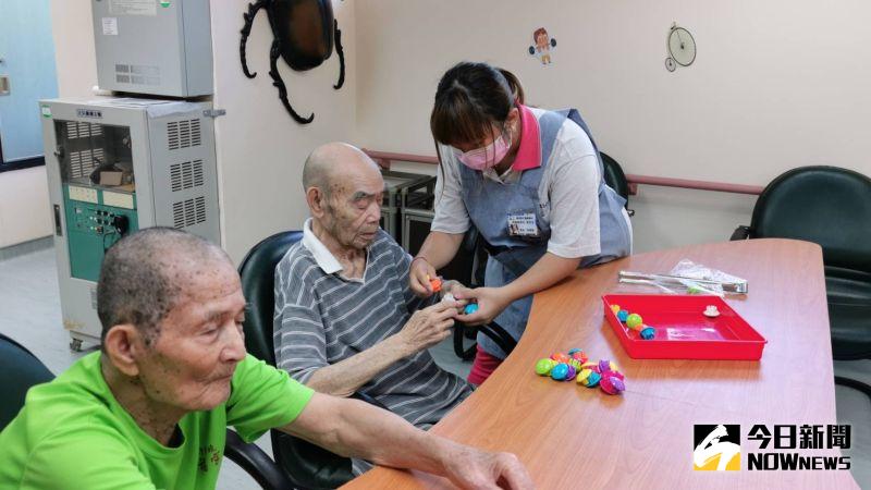 ▲亦製作教具帶領看圖比動作、大富翁、夾夾樂及九宮格等活動,藉以延緩長輩身體功能退化。(圖/記者陳雅芳攝,2020.07.27)
