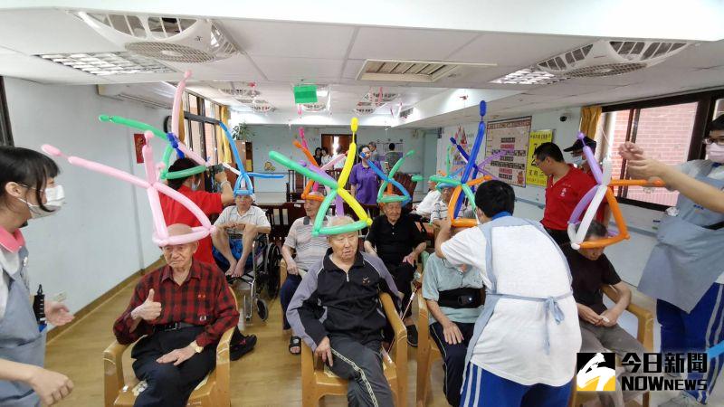 ▲學生循序漸進學習如何照顧失能長者;規劃銀髮體適能、活動設計。(圖/記者陳雅芳攝,2020.07.27)