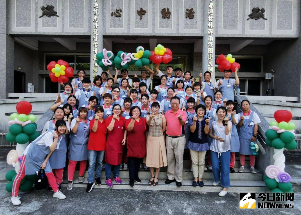 ▲達德商工照服科學生分組輪流於彰化榮家學習長輩身體照顧、環境清潔，強化長照服務知能。（圖／記者陳雅芳攝，2020.07.27）