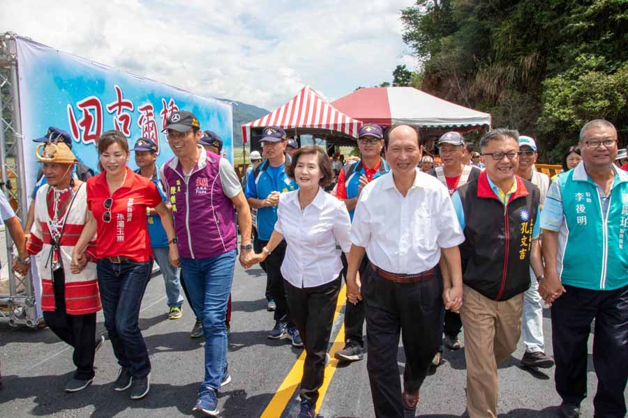 ▲田古爾橋通車典禮宜蘭縣長林姿妙與前代理縣長現任工程會主委吳澤成(右三)攜手同框。（圖／宜蘭縣政府提供)