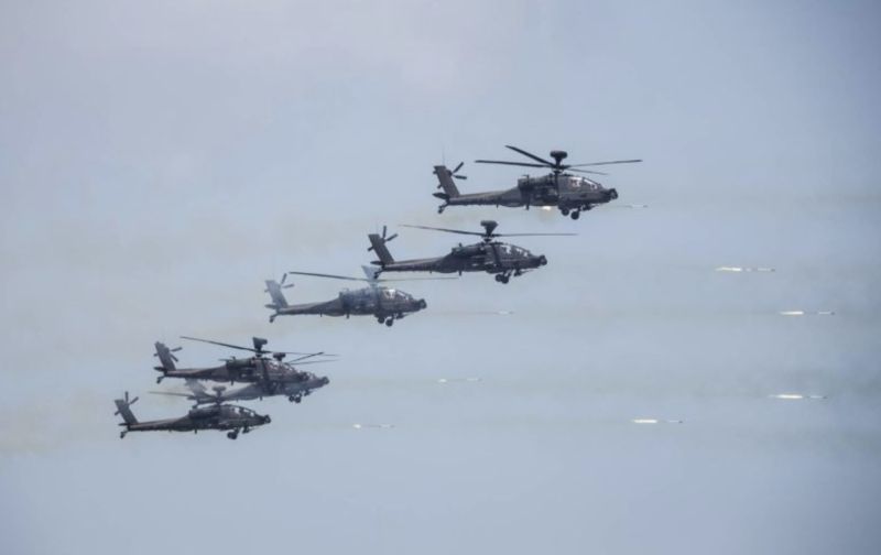 ▲一字排開的阿帕契攻擊直升機發射飛彈的照片，很明顯的是空中的擺拍效用，但這種方式卻引起許多批判。（圖／軍聞社提供）