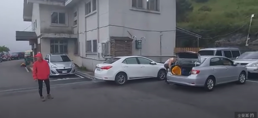 ▲有遊客違停擋住他人出入，導致對方無法取車，不少人表示這樣只開罰1200並不合理。（圖／翻攝自Kris Loak YouTube頻道 ）