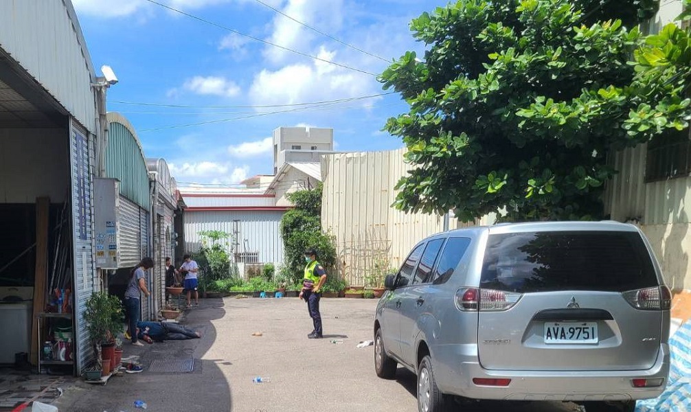 ▲李女父母遭女兒男友攻擊受傷倒地(圖／民眾提供)