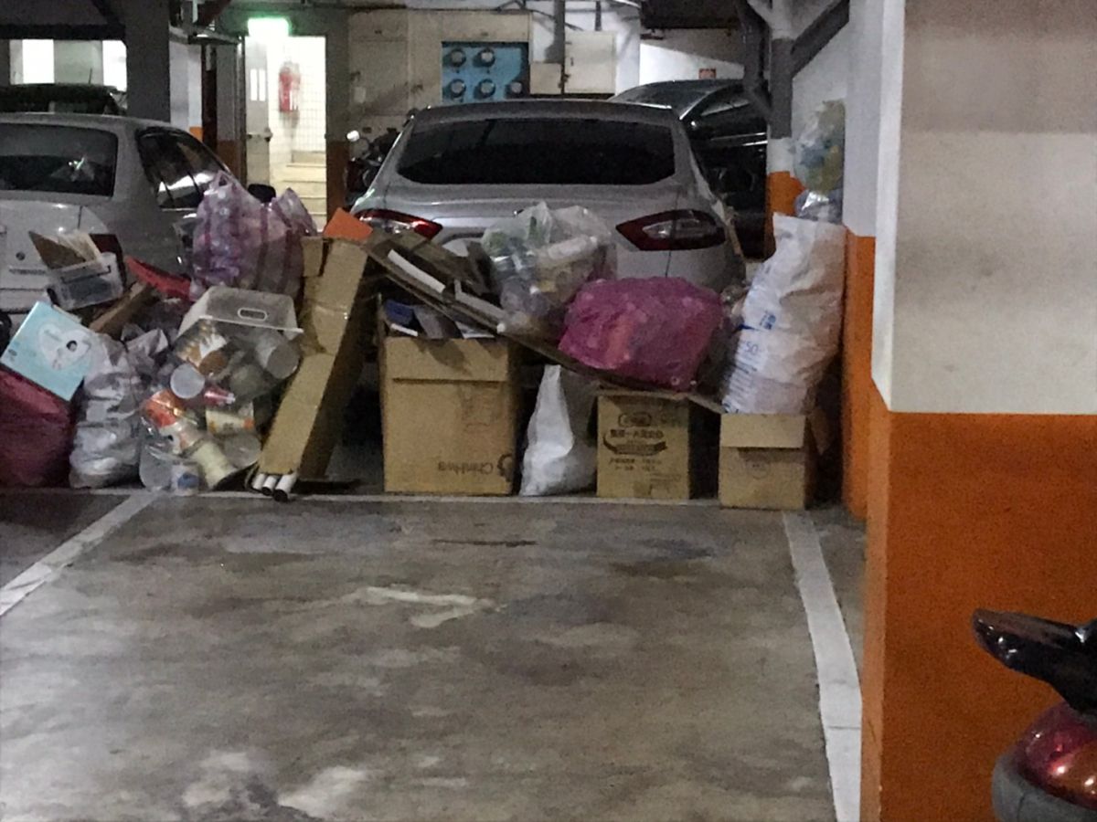 ▲社區停車位若擺放雜物，恐有違法之虞。（圖／信義房屋提供）