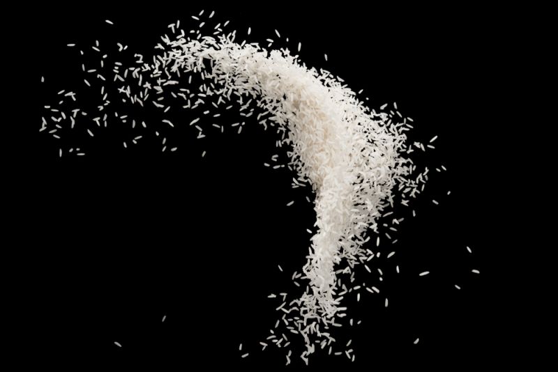 ▲民俗中認為白米具有驅邪避凶功用，不管是白米、糯米還是糙米，其實都有一樣的效用。（圖／shutterstock）
