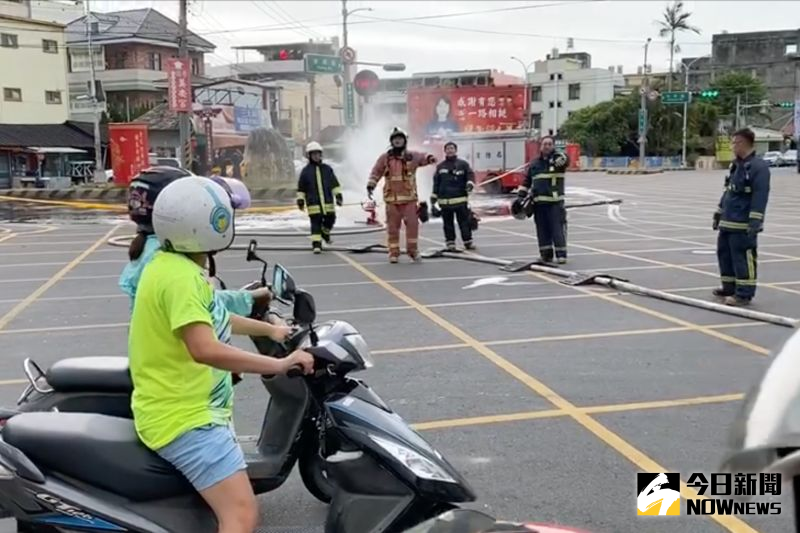 ▲有機車騎士經過斗中路與復興路口(舊圓環)時聞到濃濃瓦斯味,連附近全家便利商店店員在店內都聞得到。(圖/記者陳雅芳翻攝,2020.07.27)