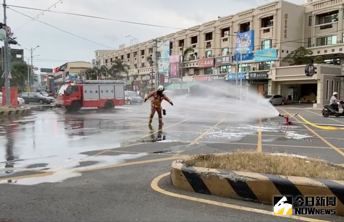 ▲北斗鎮商業鬧區發生天然氣外洩，消防人員抵達現場灑水稀釋天然氣濃度，欣彰天然氣公司將管線關閉，工程人員積極搶修。（圖／記者陳雅芳翻攝，2020.07.27）