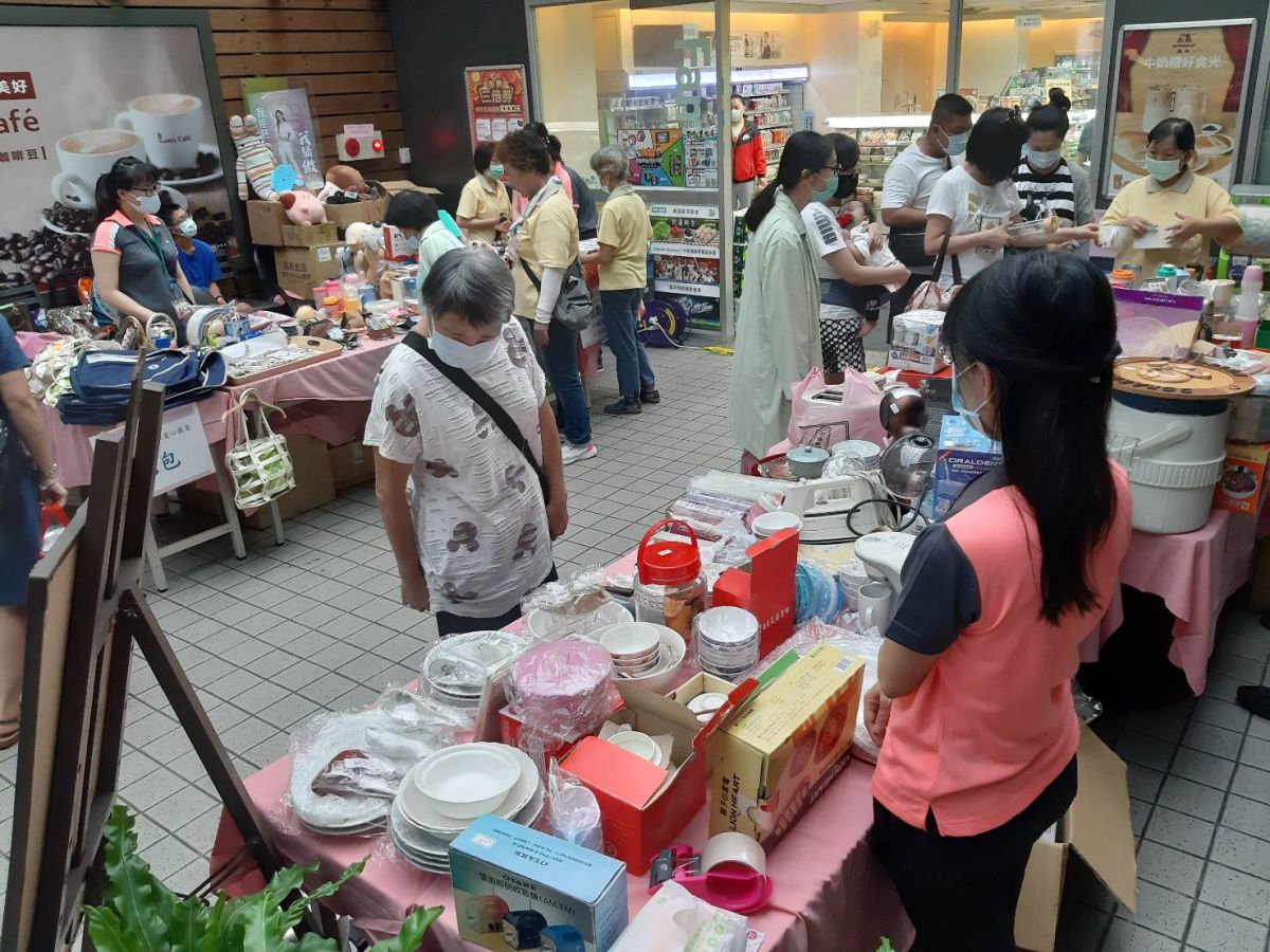 ▲聖馬爾定醫院歡迎大家過路湊熱鬧，也能順手挑選銅板價好物。〔圖／聖馬爾定醫院提供2020.07.27〕