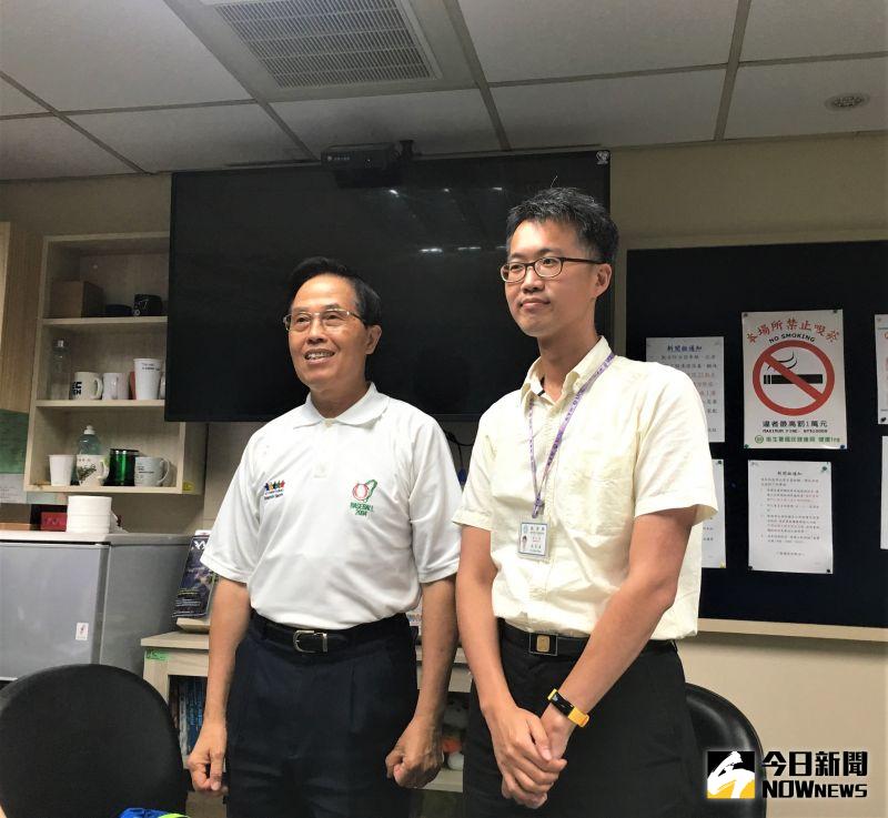 ▲28日將抽出「動滋券」400萬名中獎者,體育署副署長王水文(左)提前一日解釋抽籤方法。(圖/鍾東穎攝