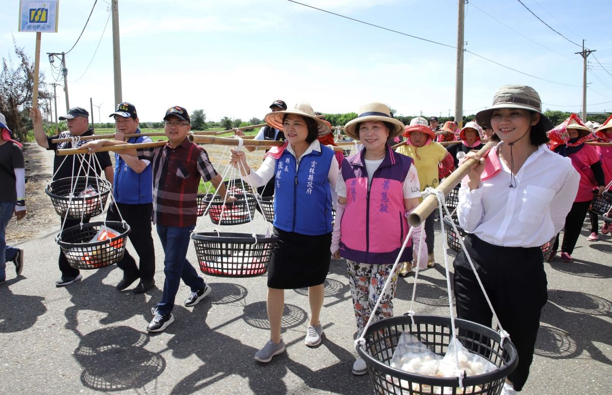 ▲縣長張麗善與萬善爺廟周邊14個聚落村民，一起用扁擔挑飯菜徒步前往廟前祭拜。（圖／記者蘇榮泉攝，2020.07.27）