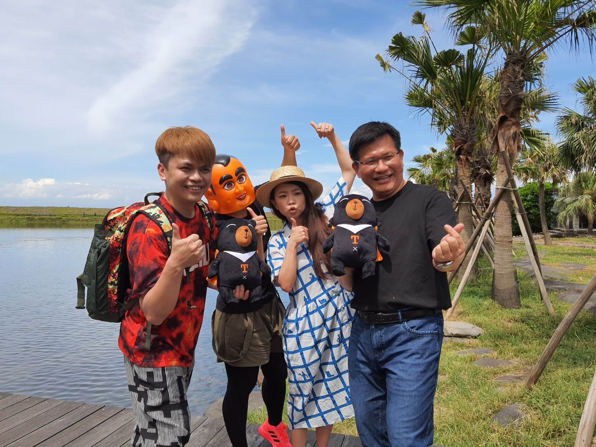 ▲交通部長林佳龍今（27）日與網紅蔡阿嘎一同登上龜山島拍宣傳片。（圖／東北角暨宜蘭海岸國家風景區管理處提供)