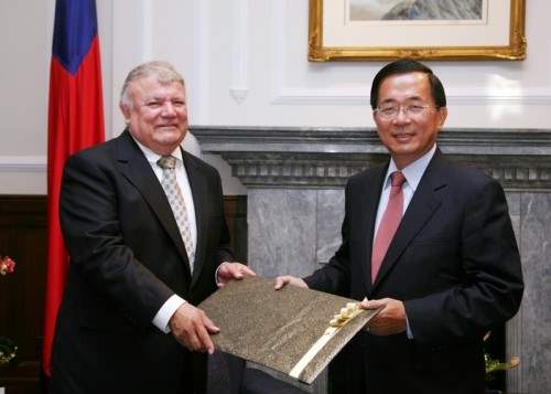 ▲達比亞(William Tapia)（左）2008年1月接任尼加拉瓜駐台大使。(圖／總統府)