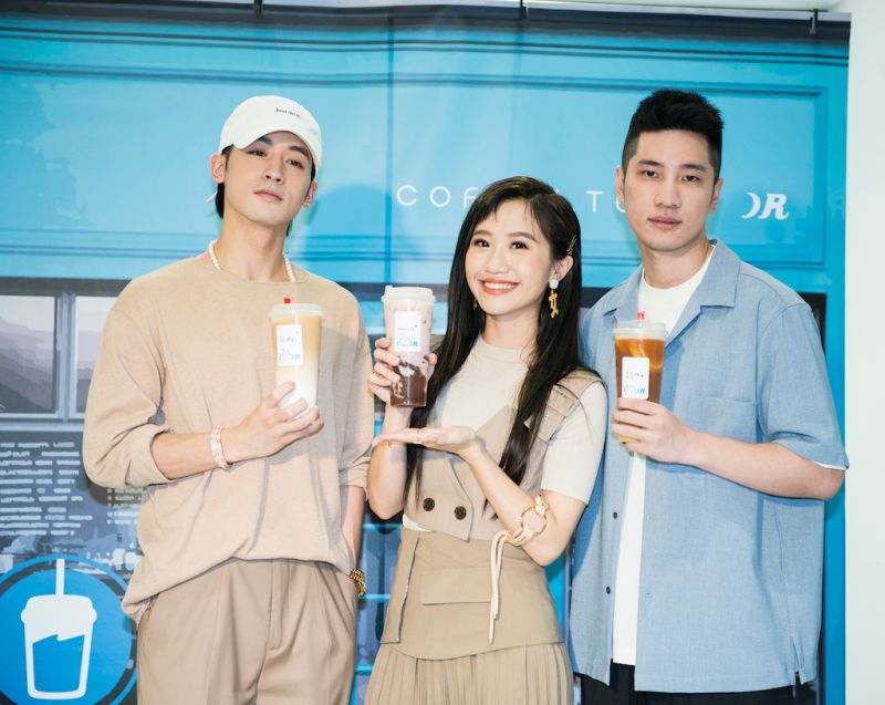 ▲小樂（左起）、 Lulu（黃路梓茵）、陳銳一起投資開飲料店。（圖／coffee.tea.or提供）