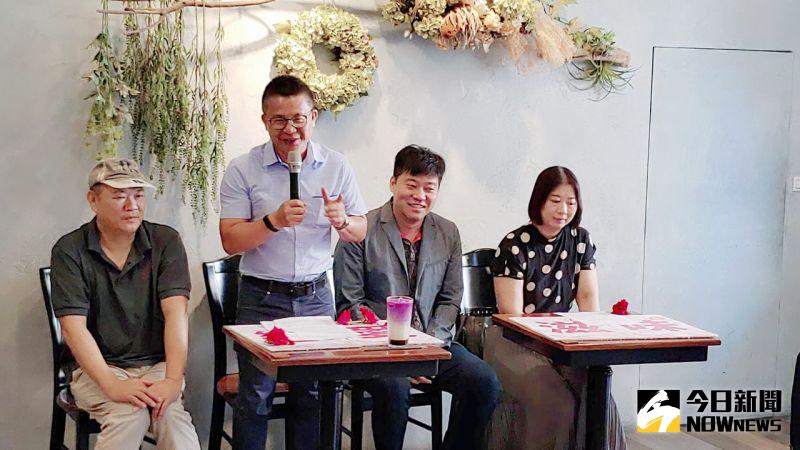 ▲農糧署南區分署分署長姚志旺(左二)指出,台灣最主要的有機玫瑰花產地在屏東,其中大花農場創辦人楊添得(左一)是最主要的生產者之一。(圖/記者陳美嘉攝,2020.07.27)