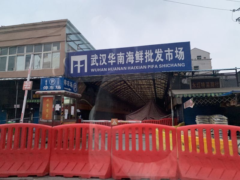 ▲武漢華南海鮮市場被認為是疫情最早爆發地。(圖/翻攝自《香港 01 》)