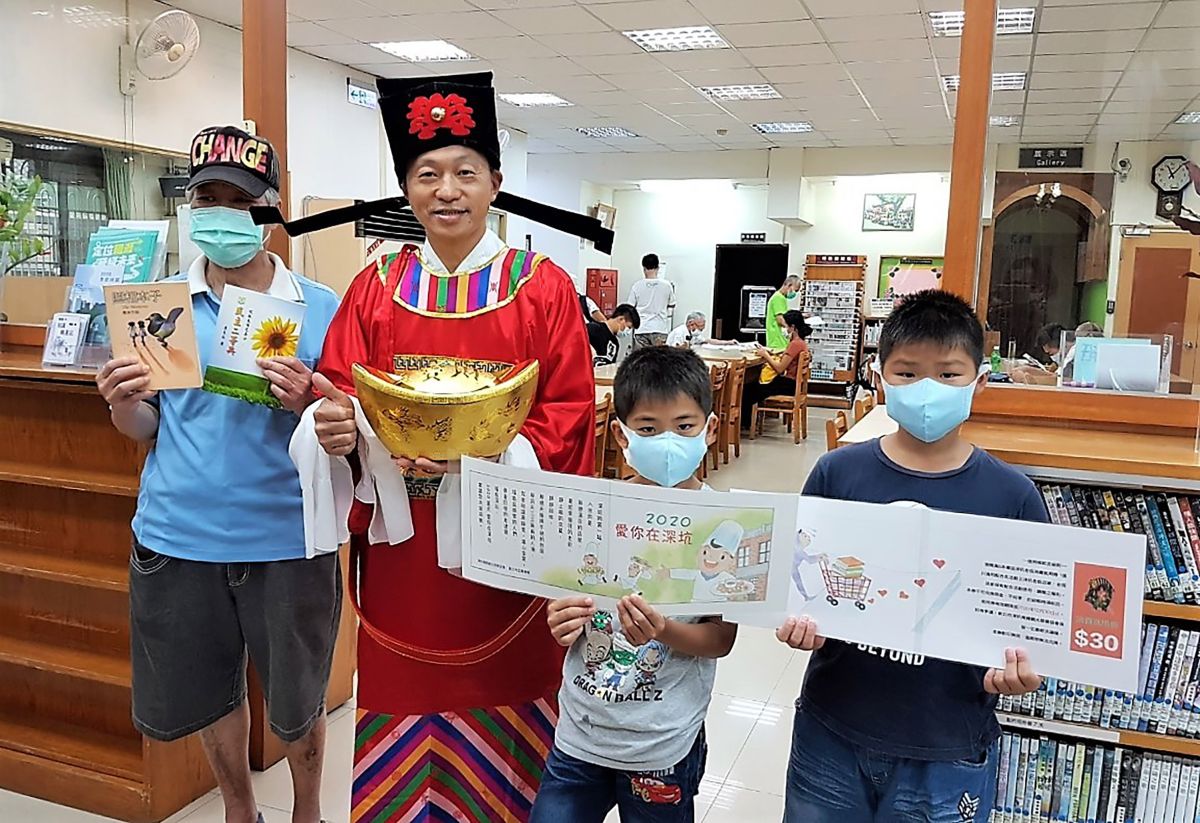▲一年一度的深坑「豆腐閱讀節」活動正式展開，搭配振興券上路，圖書館特別結合此活動。（圖／新北市圖書館提供）