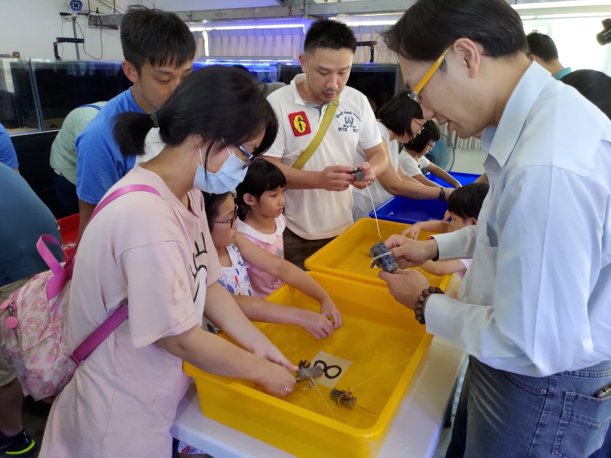 ▲新北市政府獲得海洋委員會海洋保育署補助執行「109年度新北市海洋保育教育推廣計畫」，從18日至8月16日的每週六日，共開設了10場次的珊瑚小學堂課程。（圖／新北市漁管處提供）