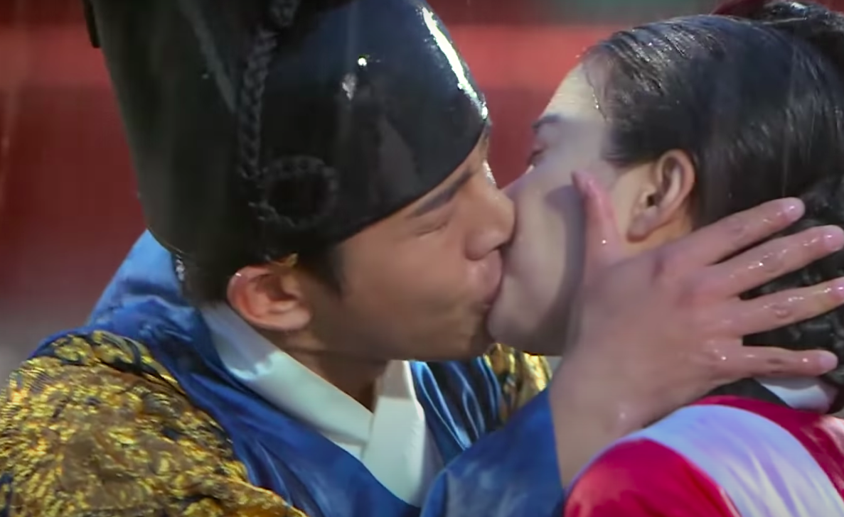 ▲劉亞仁（左）劇中激吻金泰希。（圖／翻攝SBS）