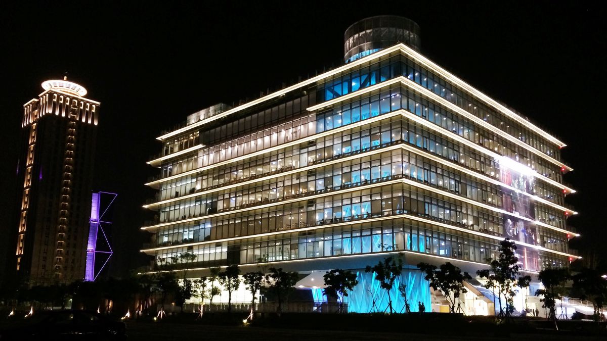 ▲高雄圖書館總館驚傳男廁多名學生打手槍，遭不明人士以手機偷拍後上傳Twitter，無碼尻槍影片引來多人朝聖，高市警方正積極偵辦中。（圖／資料照，記者郭俊暉攝）