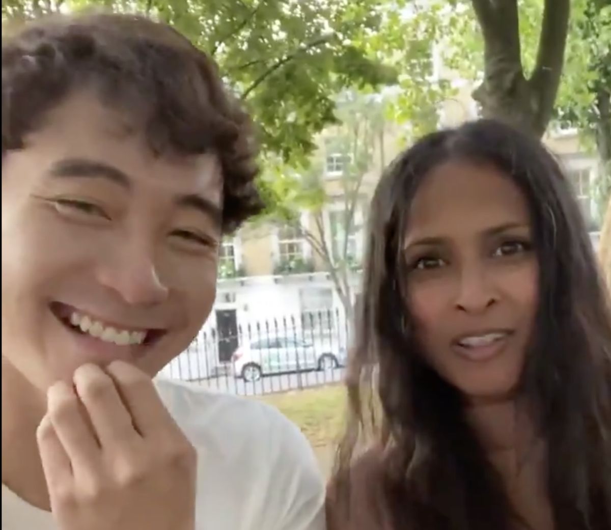 ▲Uncle Roger表示剛剛才和赫莎享用晚餐，呼籲網友別再欺負赫莎。（圖｜翻攝自推特影片）