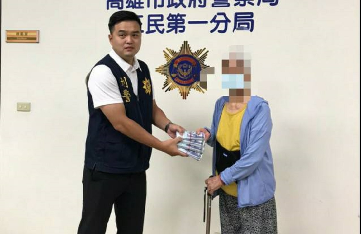 ▲高雄市警三民一分局偵查隊長翁士閔將詐騙集團所詐騙的40萬元，交還給郭姓老婦。（圖／記者郭凱杰翻攝）