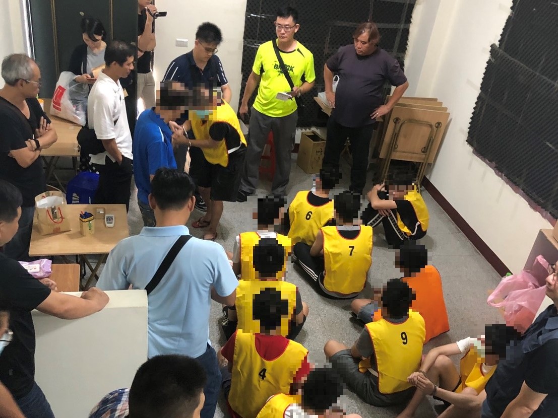 ▲警方當場查獲13名犯嫌到案。（圖／嘉義市警一分局提供）