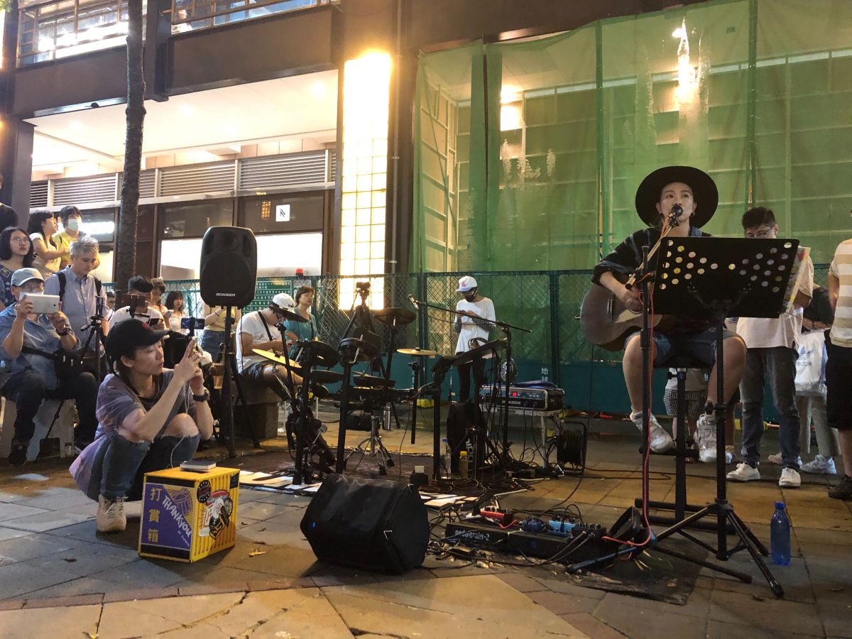 ▲張芸京（右）無畏暴雨，合體羅小白在街頭表演。（圖／張芸京經紀人提供）