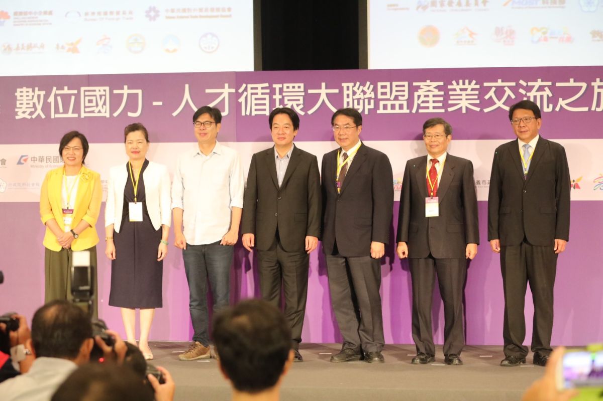 ▲民進黨高雄市長補選候選人陳其邁今（28）日應邀出席「數位國力—人才循環大聯盟產業交流之旅」，與台南市長黃偉哲、屏東縣長潘孟安，大南方會做事連線再合體，而副總統賴清德、高雄市代理市長楊明州也到場與各級政府及民間代表交流。（圖／陳其邁競選總部提供）