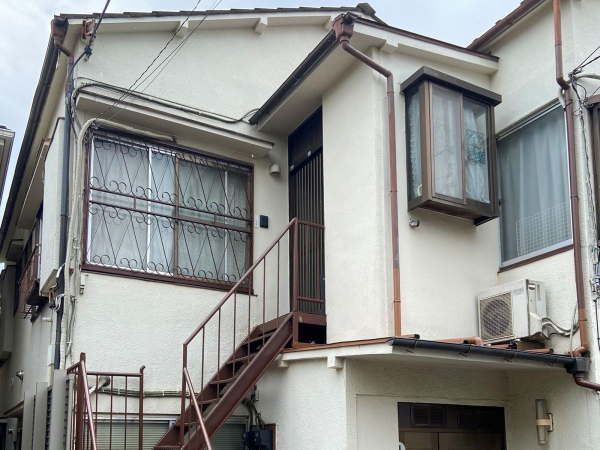 ▲日本藝人北澤仁貼出兩層樓住宅的照片，向網友發出挑戰問誰能找到隱藏的貓咪，令不少網友找破頭直呼：「這是高難度版躲貓貓。」（圖／Twitter@kitazawa1104）