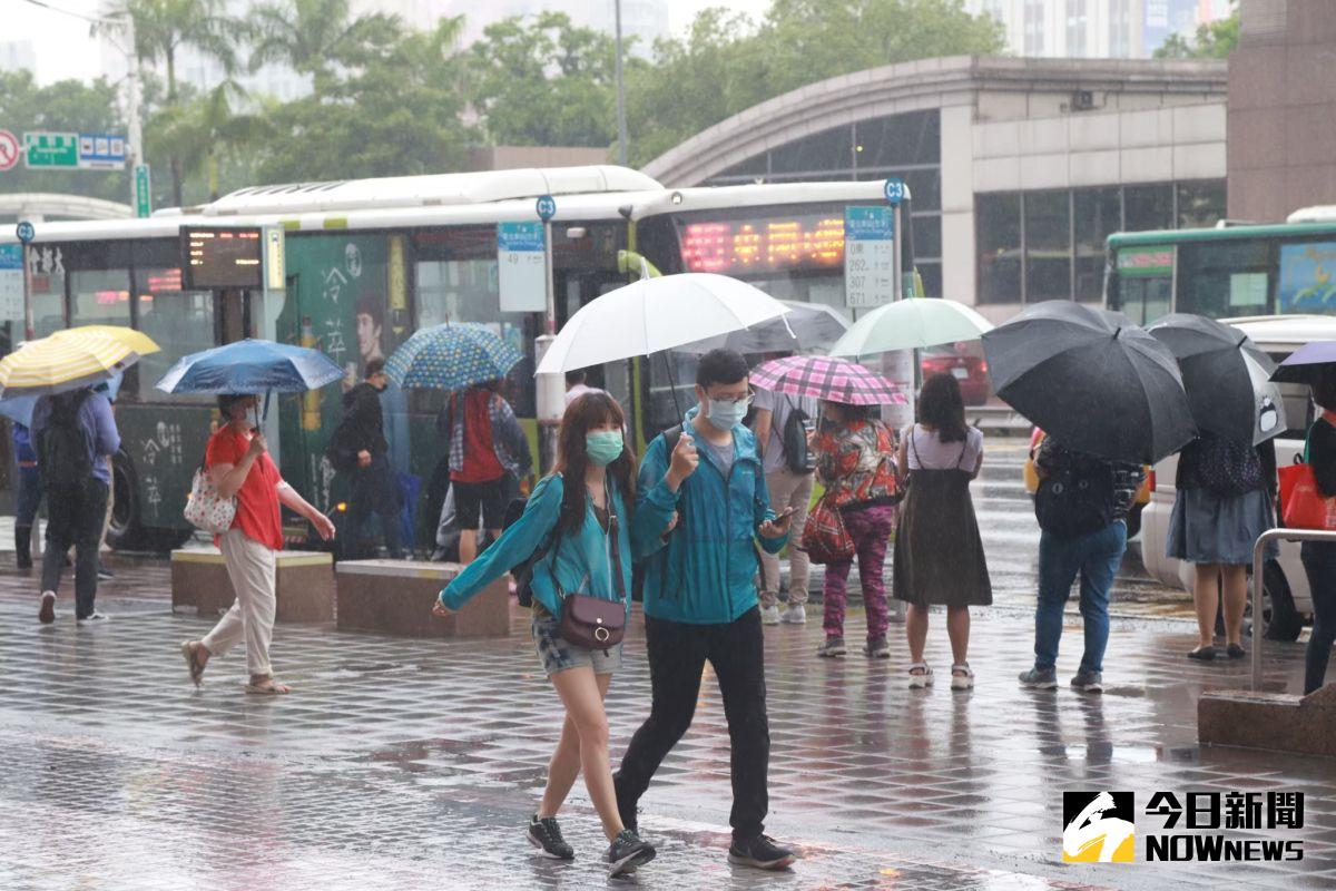 ▲東北季風增強,氣象局針對基隆和新北市發布大雨特報。下週2波冷空氣來臨,北台灣低溫將降至10度左右。(圖/NOWnews資料照,記者葉政勲攝)