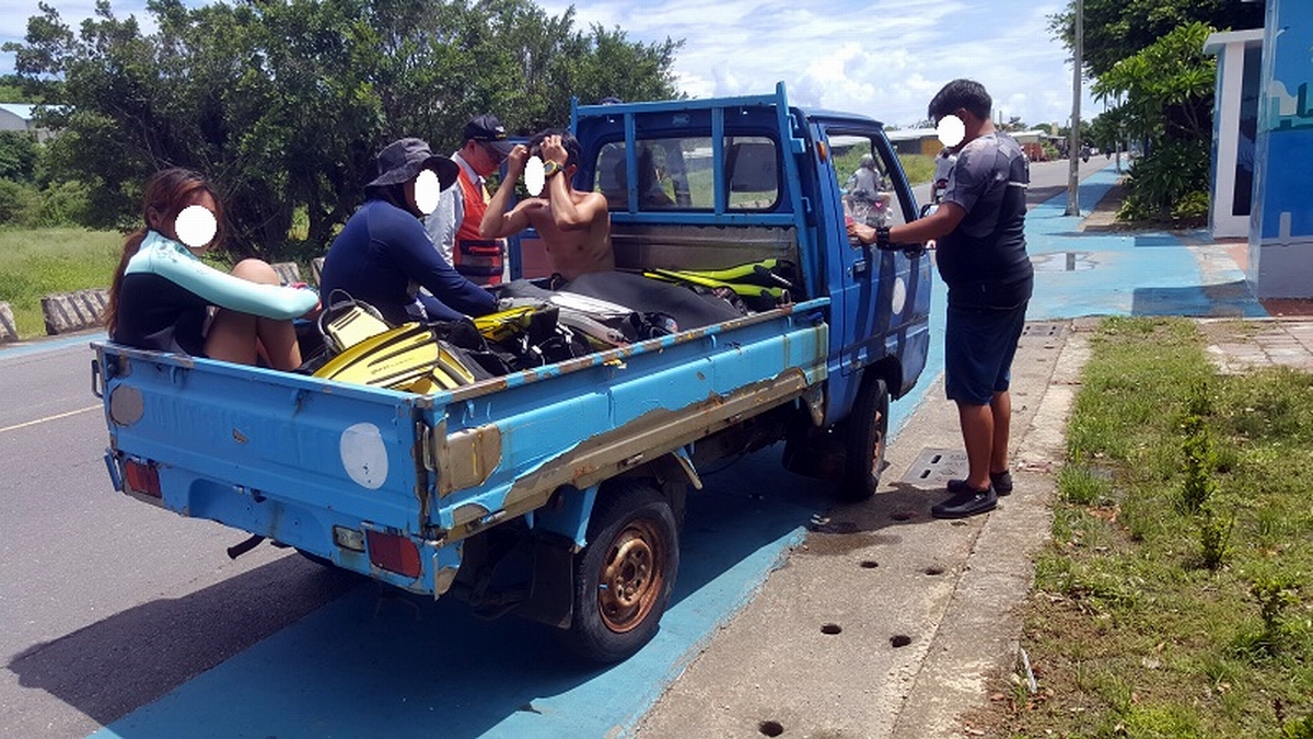 ▲業者違規改裝貨車載客出遊遭攔查。（圖／屏東監理站提供 2020.07.28）