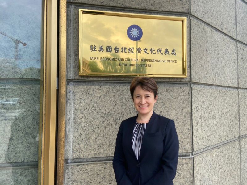 ▲駐美代表蕭美琴赴美就任,與代表處門牌合影,強調團隊對台美關係發展已經準備好了。(圖/駐美國台北經濟文化代表處臉書)