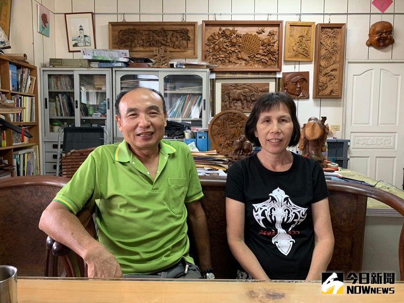 ▲花板雕刻大師陳佐民賢伉儷。(圖/記者陳惲朋攝)